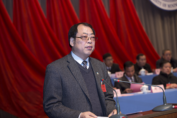 校长助理、工会主席刘圣汉宣读表彰决定