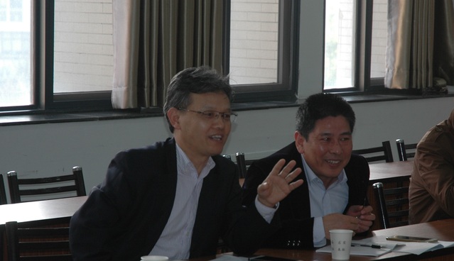 蔡世华同志（左一）在资源学院进行调研